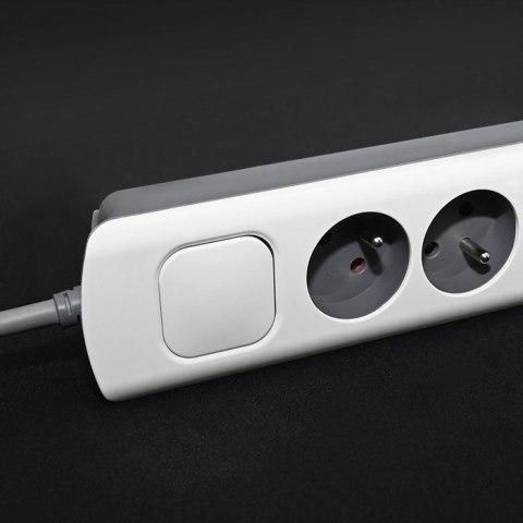 QOLTEC LISTWA ZASILAJĄCA ANTYPRZEPIĘCIOWA | 6 GNIAZD | 2 X USB | 1.8M | BIAŁO-SZARA