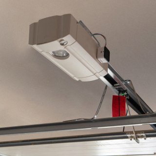 Yale Inteligentny sterownik do garażu 1x Smart Opener , 1x Door Position Sensor, 1x Magnes, 2x Dodatkowy kabel, 2x Taśma instala
