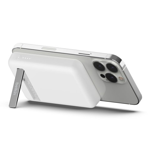 Powerbank bezprzewodowy Belkin BoostCharge Magnetic Wireless Power Bank 5K + Stand MagSafe Compatible 5000mAh 7,5W White Powerbank bezprzewodowy Belkin BoostCharge Magnetic Wireless Power Bank 5K + Stand MagSafe Compatible 5000mAh 7,5W White